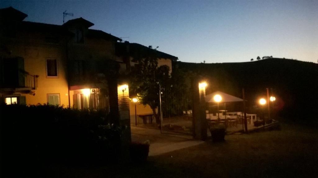 La Terrazza Del Barbaresco Panzió Neviglie Kültér fotó
