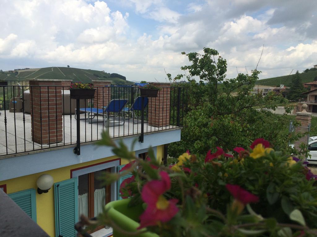 La Terrazza Del Barbaresco Panzió Neviglie Szoba fotó