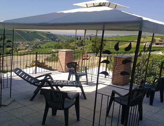 La Terrazza Del Barbaresco Panzió Neviglie Kültér fotó