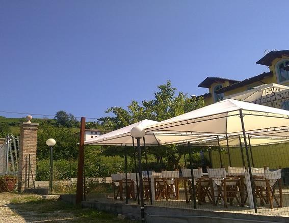 La Terrazza Del Barbaresco Panzió Neviglie Kültér fotó