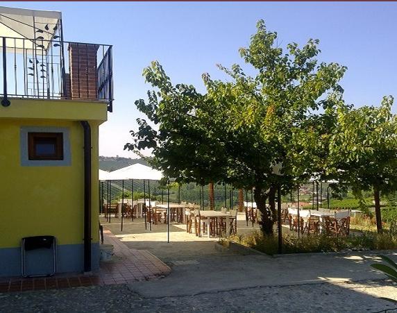 La Terrazza Del Barbaresco Panzió Neviglie Kültér fotó
