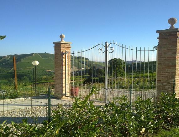 La Terrazza Del Barbaresco Panzió Neviglie Kültér fotó