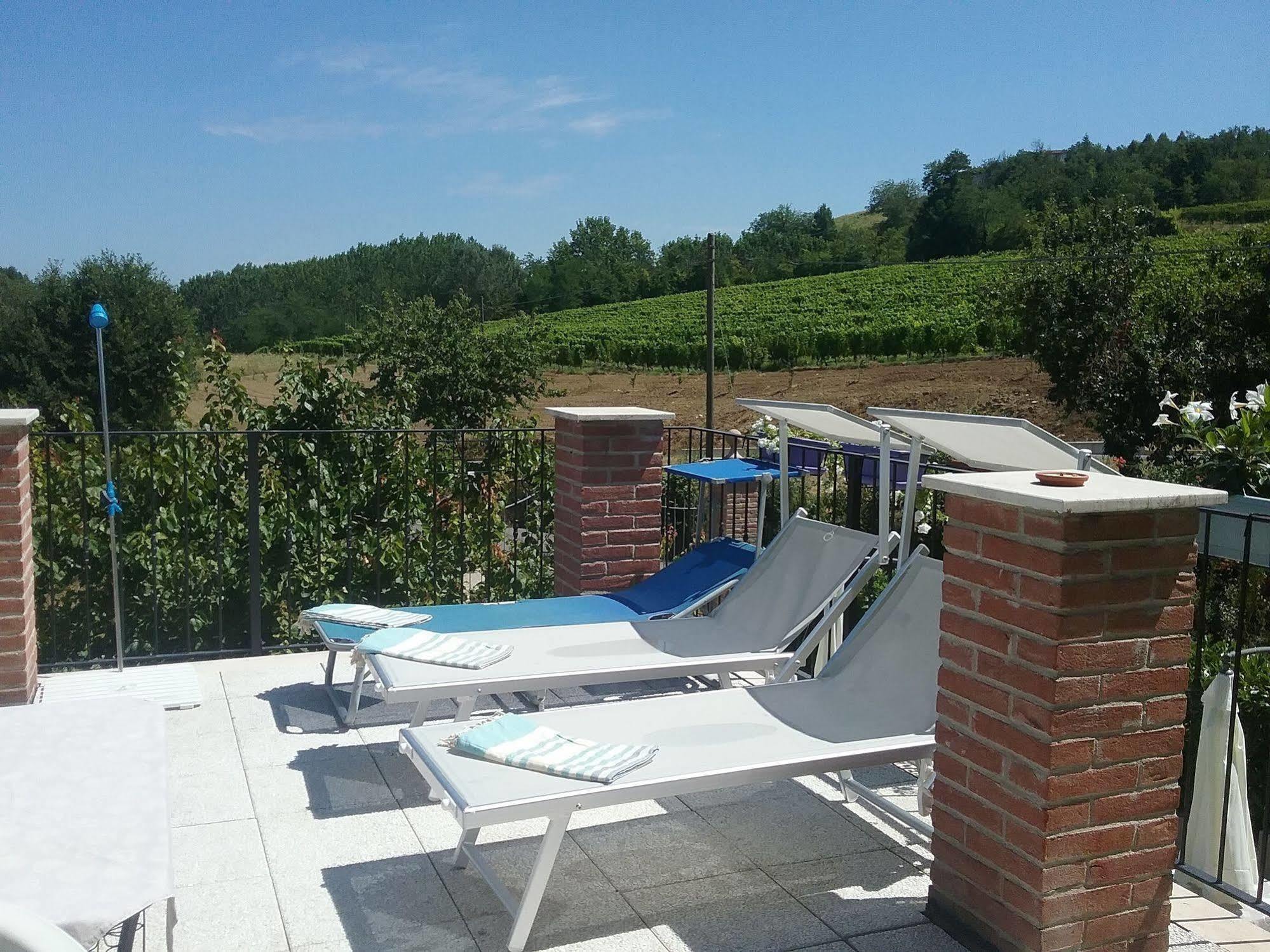 La Terrazza Del Barbaresco Panzió Neviglie Kültér fotó