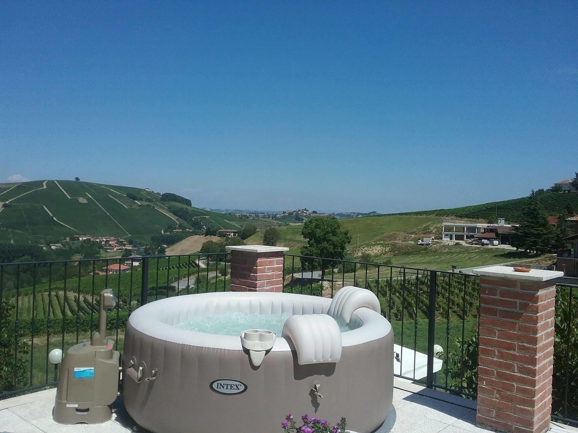 La Terrazza Del Barbaresco Panzió Neviglie Kültér fotó
