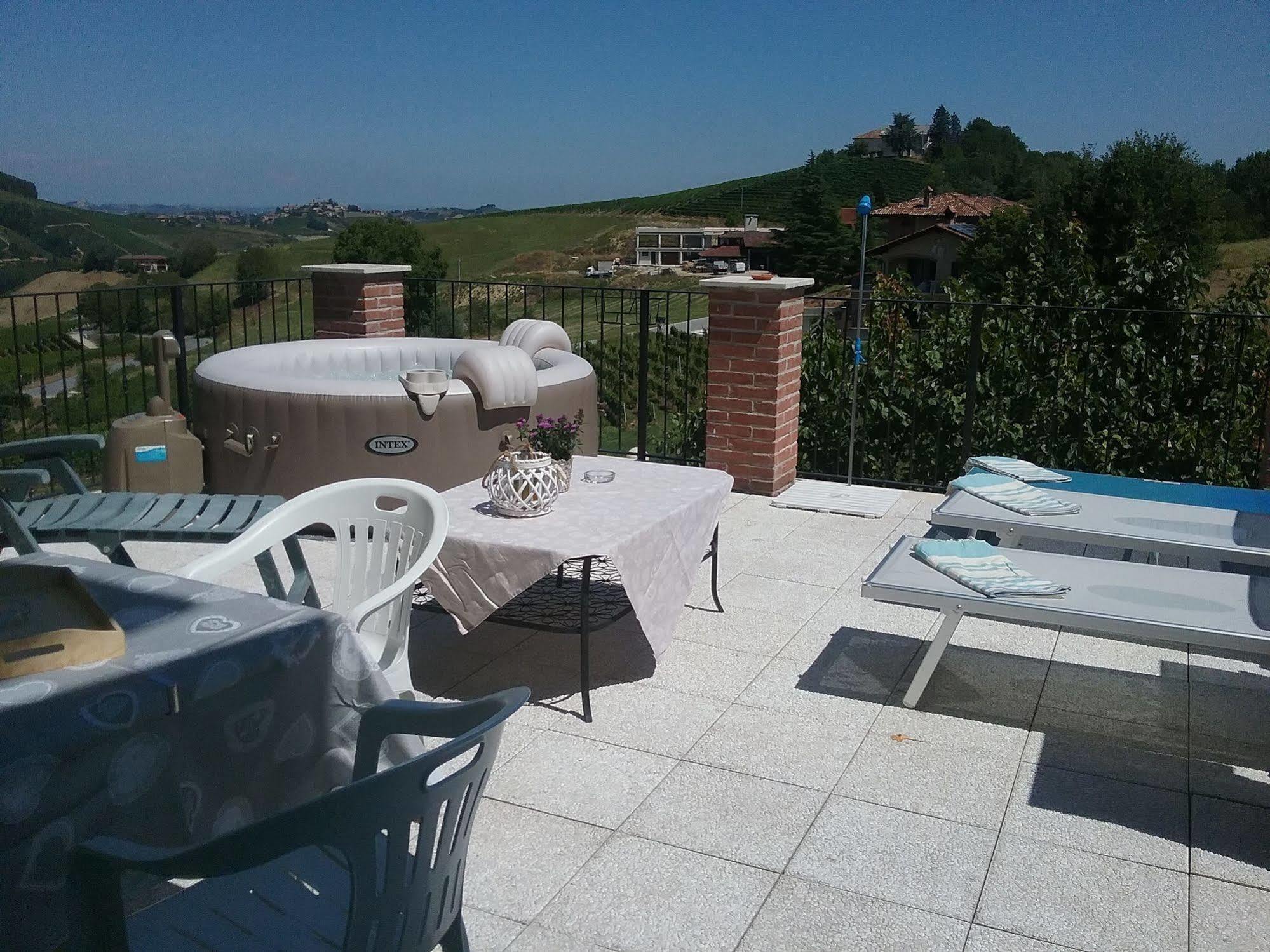 La Terrazza Del Barbaresco Panzió Neviglie Kültér fotó