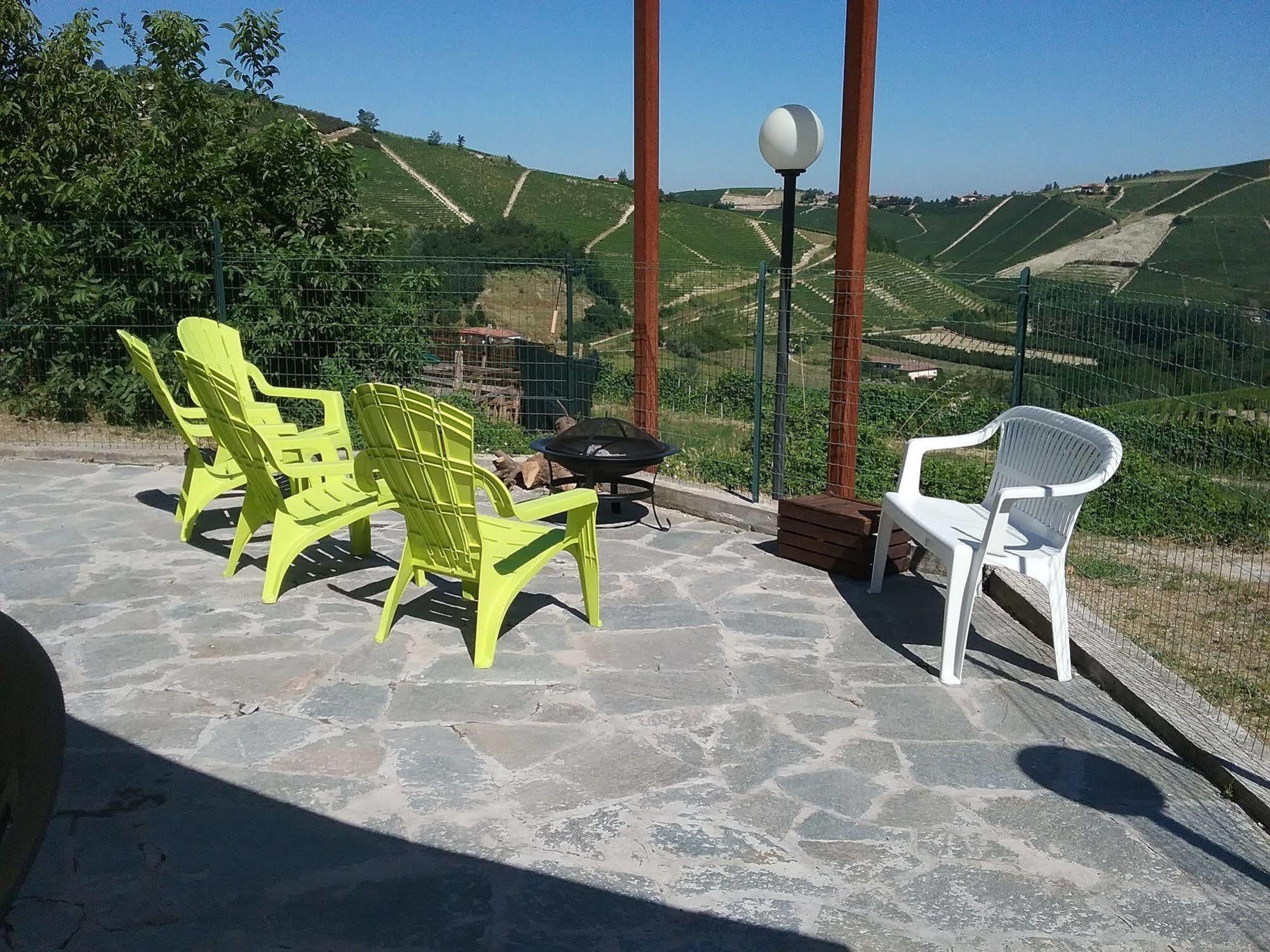 La Terrazza Del Barbaresco Panzió Neviglie Kültér fotó